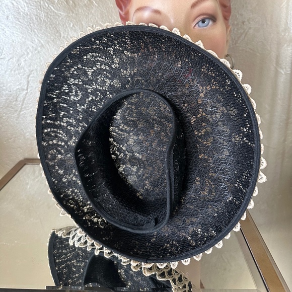 FABULOUS 1950\'s BLACK STIFF LACE PANCAKE HAT WITH OFF WHITE LACE EDGING